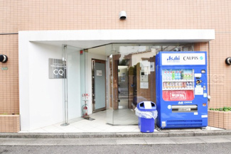 【エントランス】 | マンションの正面エントランス。出入りする人間を癒してくれるマンション入り口であり、その建物の「顔」でもあります。～即日のご見学可能～　お問合せはお気軽にどうぞ。