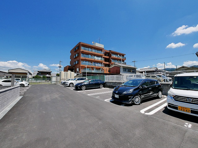 シャーメゾン　プレミアスの駐車場|駐車場があるので、車を買う予定の方も安心です