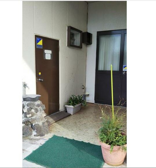 建金ビルの玄関