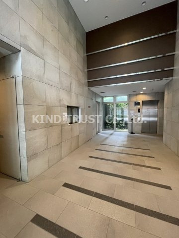 プレサンス南森町駅前のロビー