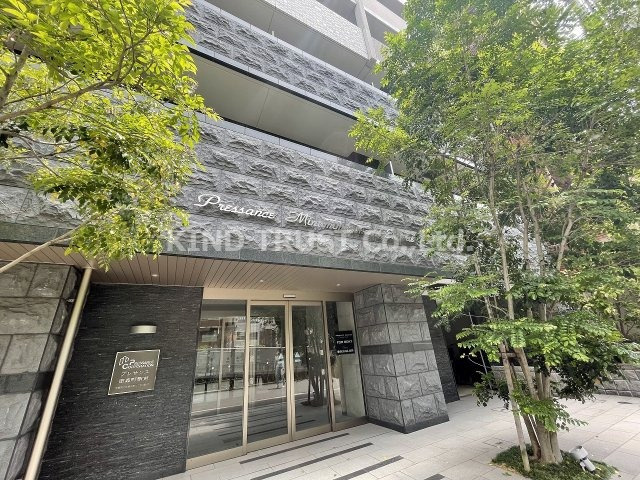 プレサンス南森町駅前のエントランス