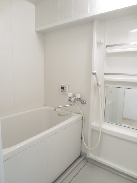シャルレ1番館の浴室|バストイレ別仕様。室内洗濯機置場と使い勝手の良い玄関ホール。