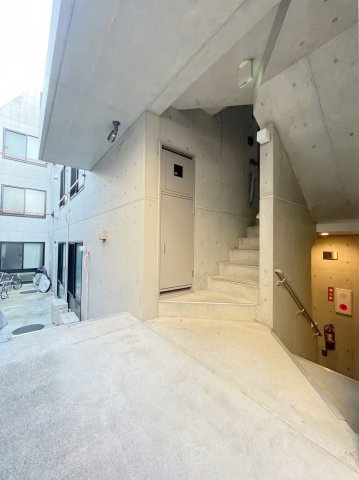 「防音マンション」ラシクラス東長崎のロビー|毎日通るロビーはこのようになっています