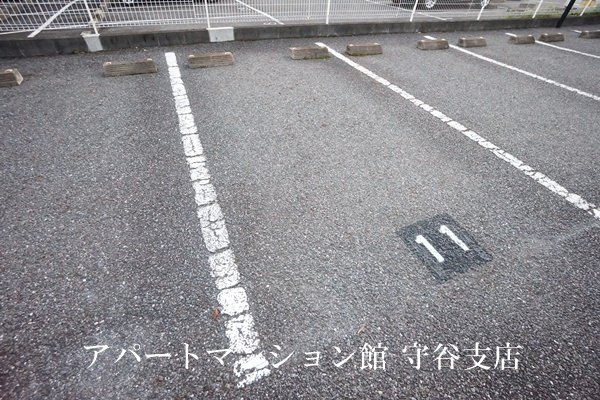 レオパレス薬師台の駐車場