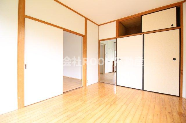 日昇コーポラスⅡの居間・リビング|こちらのリビングで趣味の時間をお楽しみください