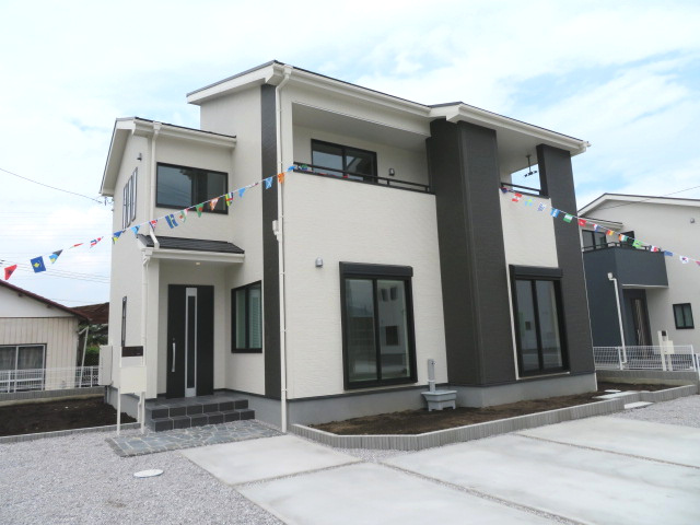 高崎市第３吉井町長根（全6棟）1号棟の外観|隣地との距離も保ちながらも綺麗な街並みに溶け込みました！
駐車スペースやお庭も十分に確保しています！