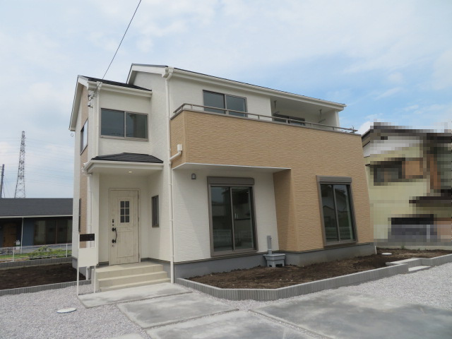 高崎市第３吉井町長根（全6棟）3号棟の外観|隣地との距離も保ちながらも綺麗な街並みに溶け込みました！ 駐車スペースやお庭も十分に確保しています！