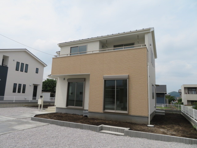 高崎市第３吉井町長根（全6棟）3号棟の外観|隣地との距離も保ちながらも綺麗な街並みに溶け込みました！ 駐車スペースやお庭も十分に確保しています！