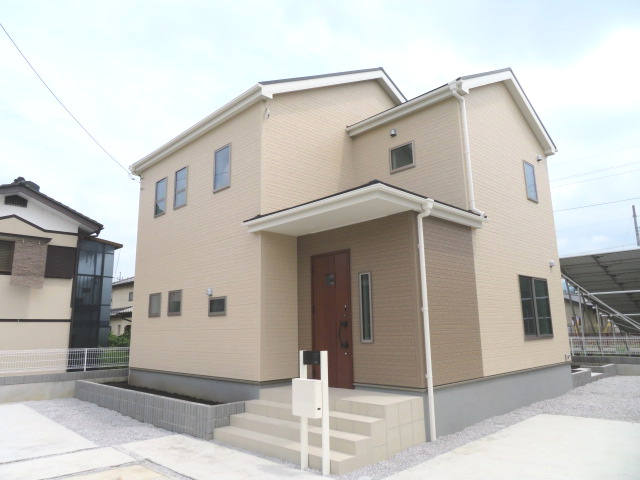 高崎市第３吉井町長根（全6棟）4号棟の外観|ナチュラルで飽きの来ないデザインは流行に左右されない家の形です。外構も綺麗に仕上がっています(^▽^)/
