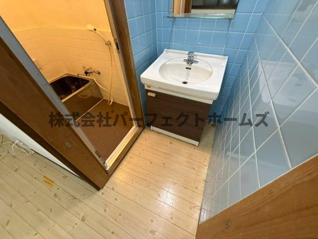 津田東町1丁目戸建　賃貸の洗面所|明るい洗面所です