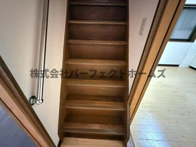 津田東町1丁目戸建　賃貸の内装|明るい色調の室内です