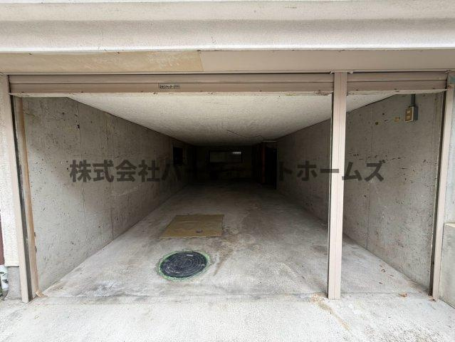 津田東町1丁目戸建　賃貸の駐車場|駐車場に車を止められます