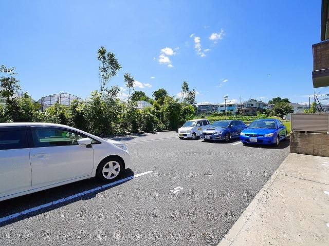 グレイス西大寺の駐車場|駐車場があります