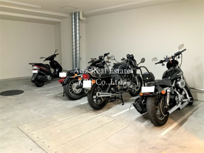 【駐車場】 | SERENiTE本町reflet | バイク置き場があります♪