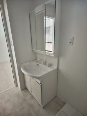 【洗面所】 | セレニティ池田B棟 | コンパクトで使いやすい洗面所