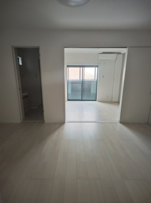 【居間・リビング】 | セレニティ池田B棟 | ゆったり過ごせるリビングです