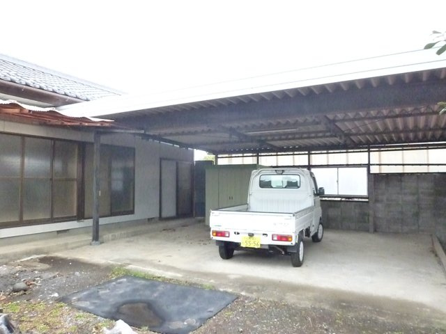ガレージ・付属建物付き平屋中古住宅の駐車場