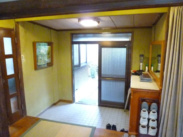 ガレージ・付属建物付き平屋中古住宅の玄関