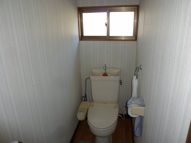 ガレージ・付属建物付き平屋中古住宅のトイレ