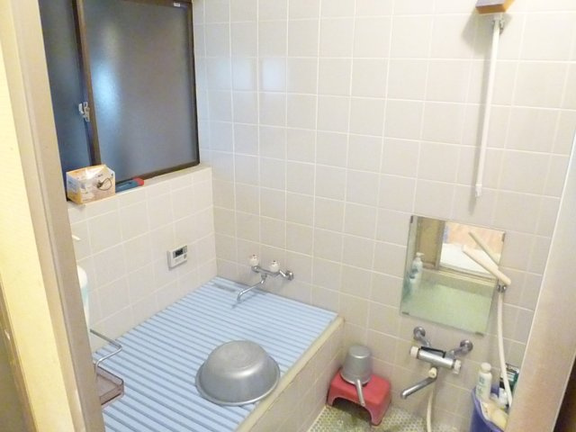 ガレージ・付属建物付き平屋中古住宅の浴室