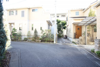 【前面道路含む現地写真】 | さつき平2丁目3,980 | 外観もきれいです