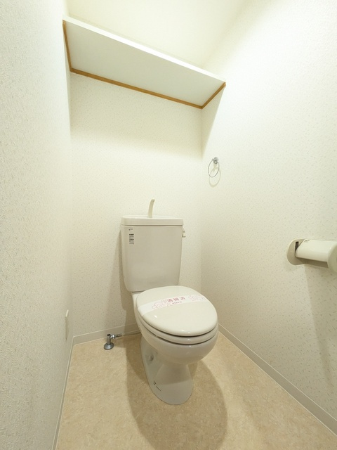 バストイレ別です　上部には収納棚あり◎