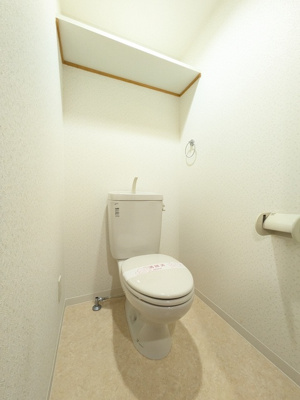 バストイレ別です　上部には収納棚あり◎