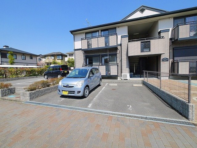 アクシス光台の駐車場|駐車場があるので、車を買う予定の方も安心です