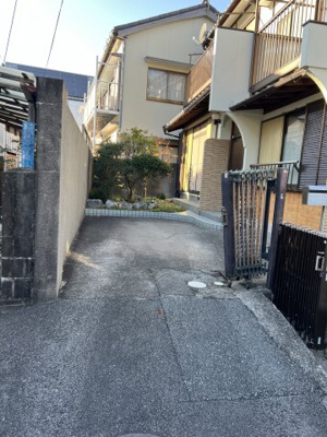 【駐車場】 | 新屋敷貸家 | 普通車2台駐車出来ます。