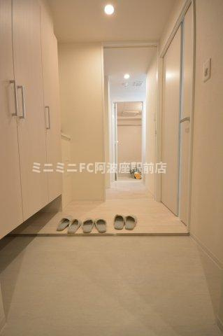 大阪市西区新町３丁目の賃貸マンションの玄関