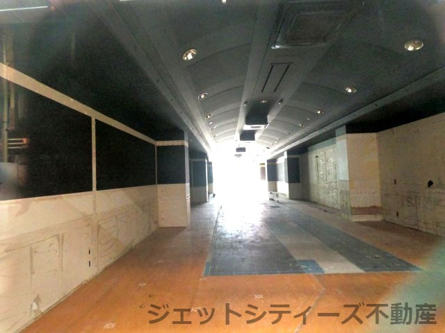 【内装】 | 三幸ビル | 東側：天神橋筋商店街