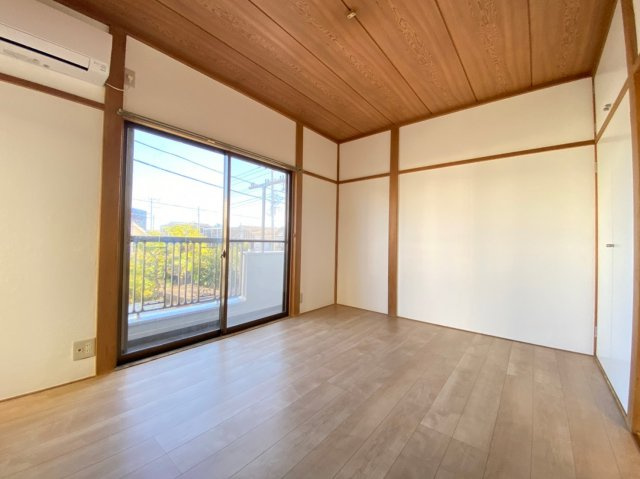 平塚市夕陽ケ丘のアパートの居間・リビング