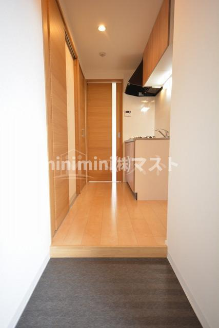 モノトーン難波の玄関