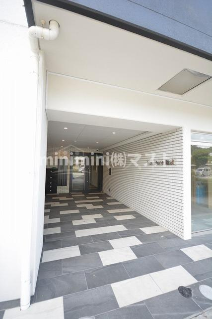 モノトーン難波のエントランス