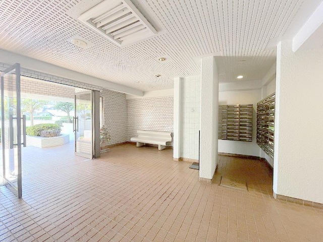 ハイラーク三郷　中古マンションのエントランス|エントランス部分になります。