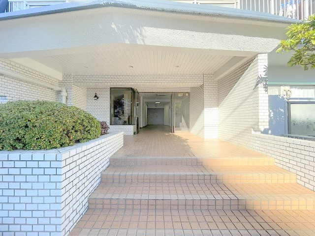 ハイラーク三郷　中古マンションのエントランス|綺麗に整えられたエントランス前
