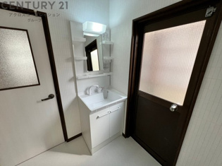 洗面台新調
シャワー水栓になっており、朝の支度の際も便利です