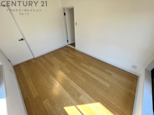 落ち着いた色調の寝室です