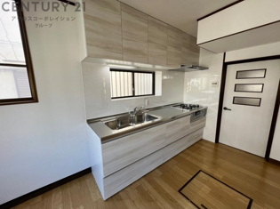 キッチン正面に窓があり明るいキッチンスペース