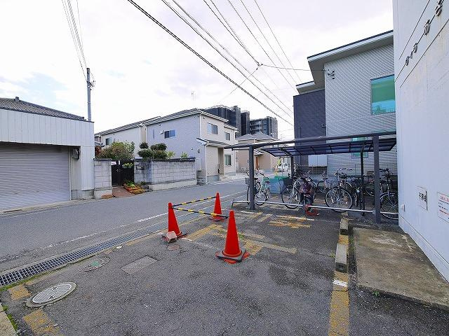 ヴィラあざみの駐車場|駐車場があるので、車を買う予定の方も安心です