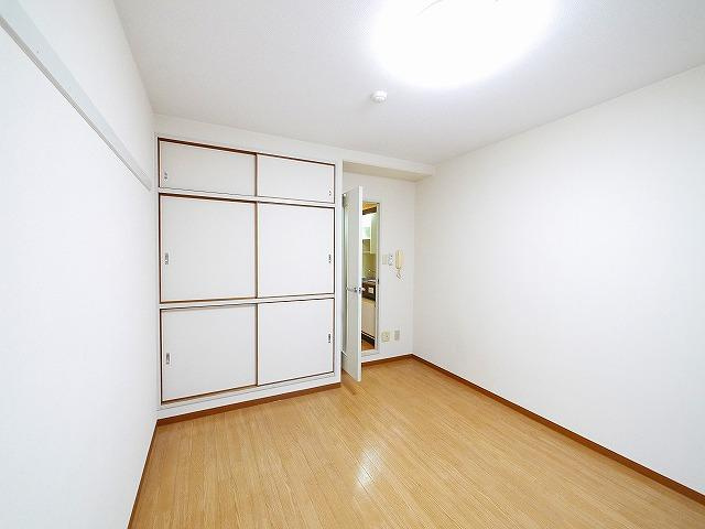 ヴィラあざみの洋室|広くて明るい洋室