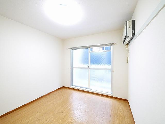 ヴィラあざみの洋室|明るい室内です