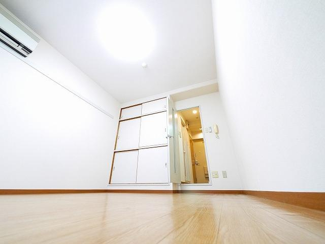 ヴィラあざみの寝室|ゆったりとした室内です