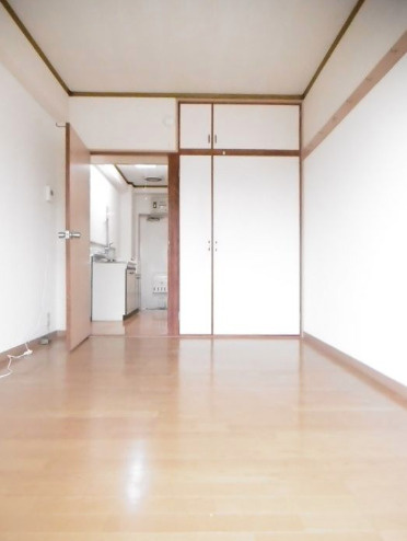 里村ビル【10,000円キャッシュバック対象物件】の居間・リビング|使いやすいリビングです