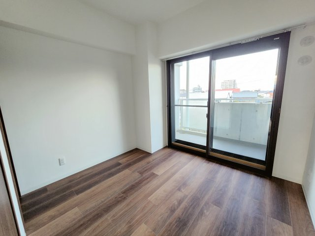 アルカディア八木の居間・リビング|角部屋なので窓が多く、日当たり良好です　洋室5.1帖