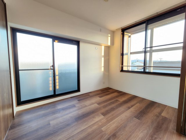 アルカディア八木の居間・リビング|バルコニーに面した開放感のある洋室6.2帖