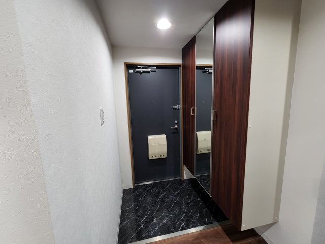 アルカディア八木の玄関|大容量の収納を備えた玄関　扉に鏡がついています