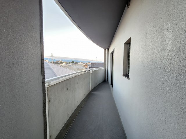 アルカディア八木のバルコニー|二つの洋室を行き来することができる東向きのバルコニー