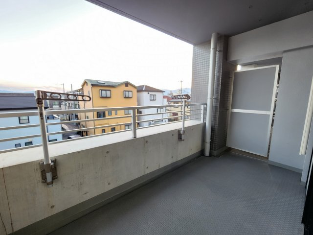 アルカディア八木のバルコニー|広々とした南向きの日当たり良好なバルコニー