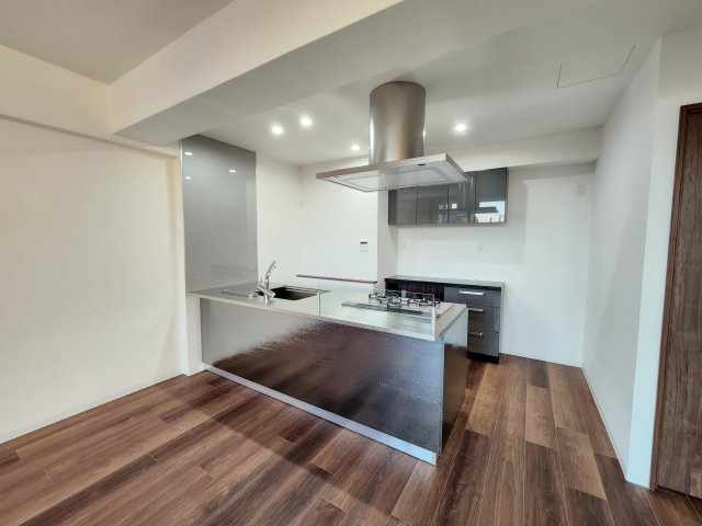 アルカディア八木のキッチン|広々としたフローリングのLDK14.9帖　室内全面リニューアル済み